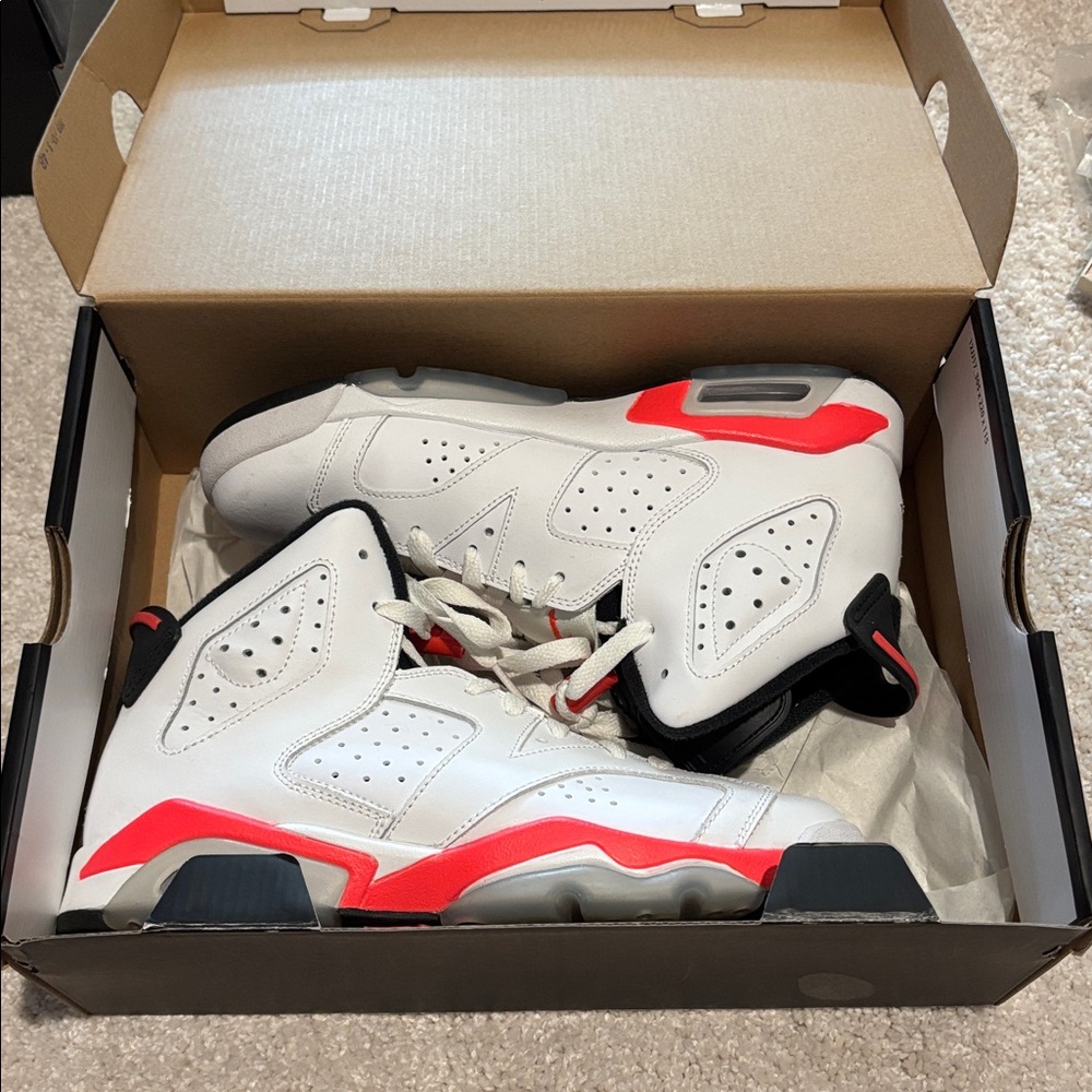 Jordan 6 Retro (GS)
Infrared White
